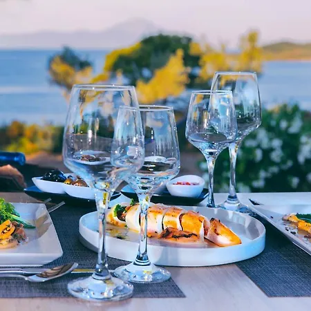 Heos מלון דירות 3*